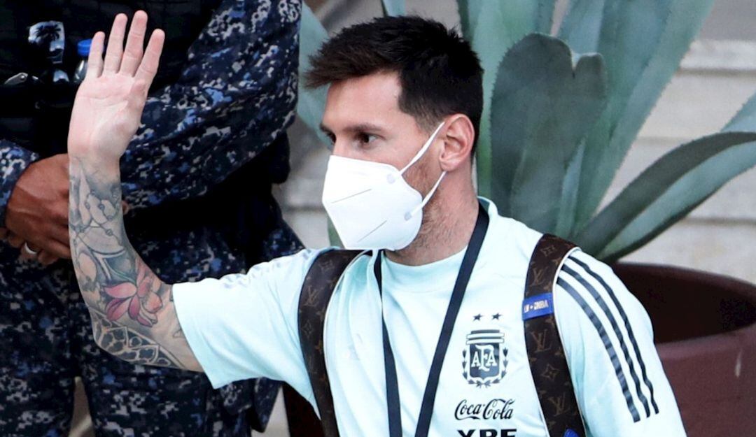 Lionel Messi fue visto cojeando en su llegada a territorio brasileño.