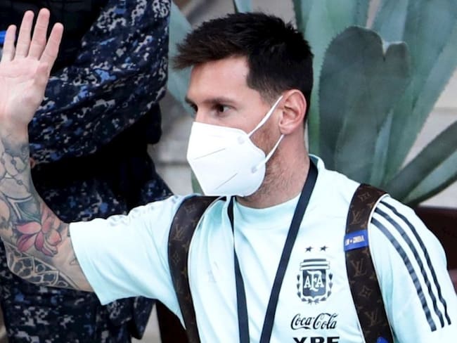Lionel Messi fue visto cojeando en su llegada a territorio brasileño.