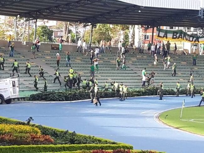 Policías lesionados e “hinchas” sancionados dejaron disturbios en estadio Centenario