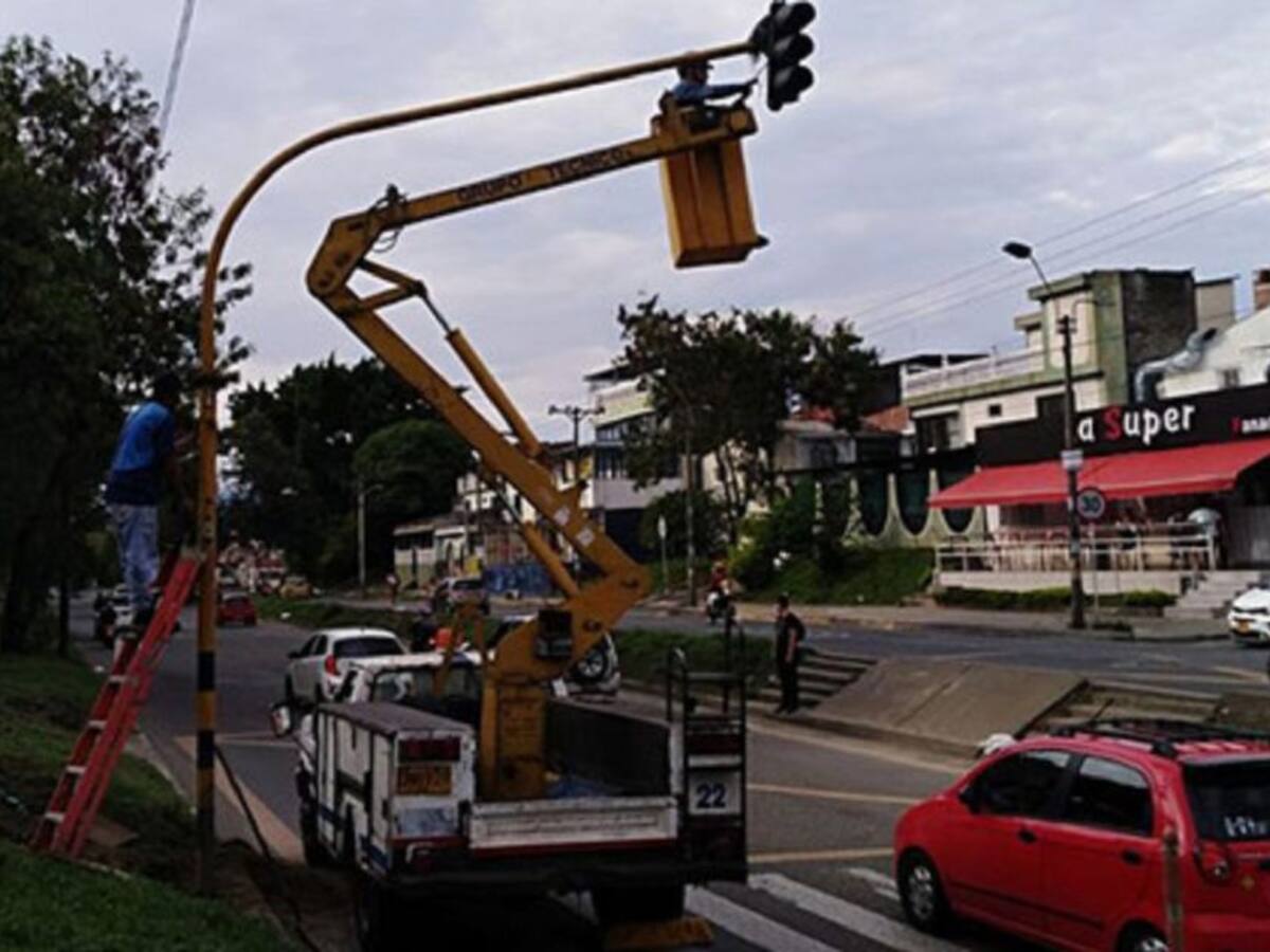 De los 155 semáforos vandalizados en Cali en el Paro, 41 siguen dañados