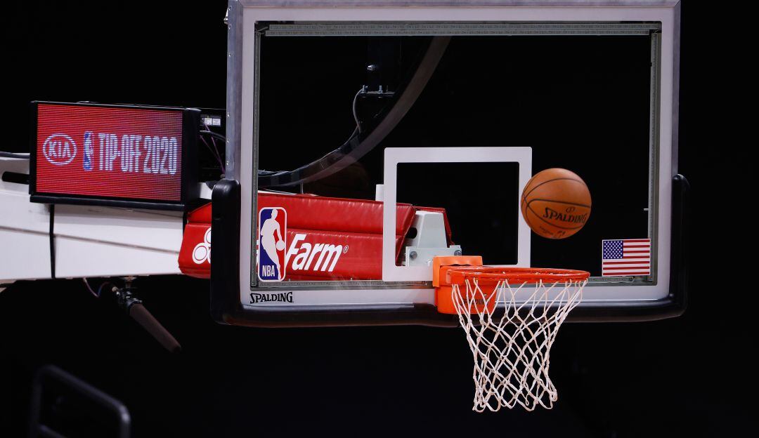 La NBA prohíbe que los jugadores y los equipos negocien por aparte vacunas contra el Coronavirus.