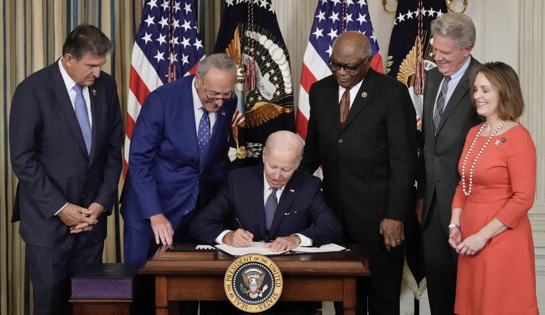 Presidente de EE.UU. Joe Biden promulgó su gran ley climática, sanitaria y fiscal   Foto: Getty