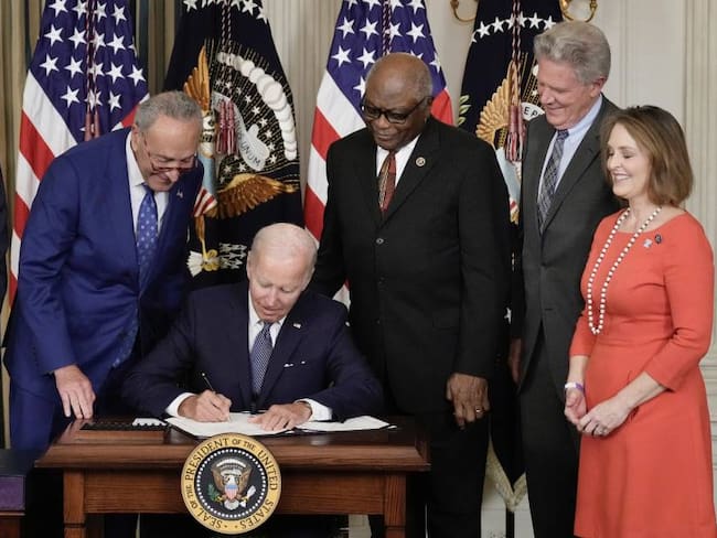 Presidente de EE.UU. Joe Biden promulgó su gran ley climática, sanitaria y fiscal   Foto: Getty