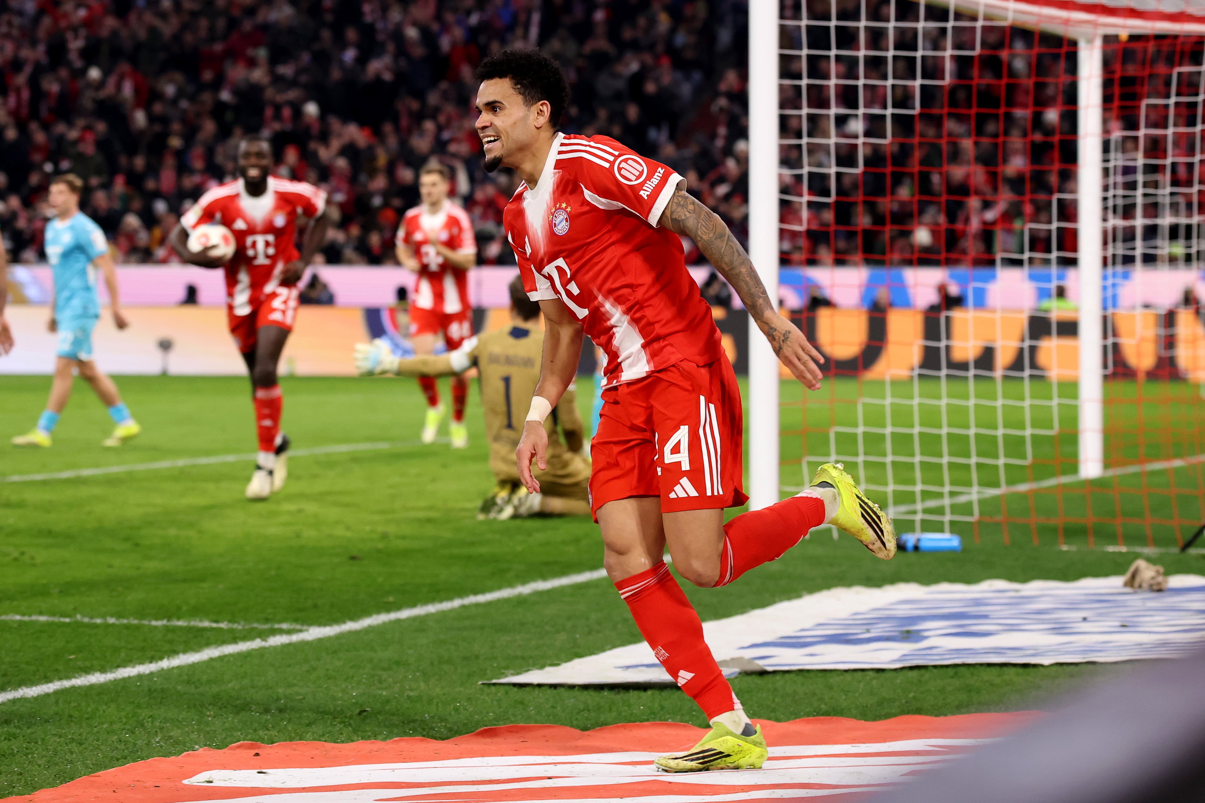 Luis Díaz marcó triplete con Bayern Múnich y así quedó en la tabla de goleadores de la Bundesliga. (Photo by Alex Grimm/Getty Images)