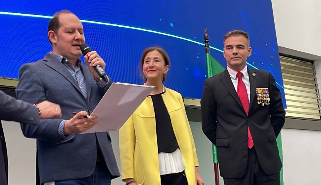 Ingrid Betancourt oficializa su candidatura presidencial, con el Coronel Esparza como su fórmula vicepresidencial         Foto: Sebastián Cortés