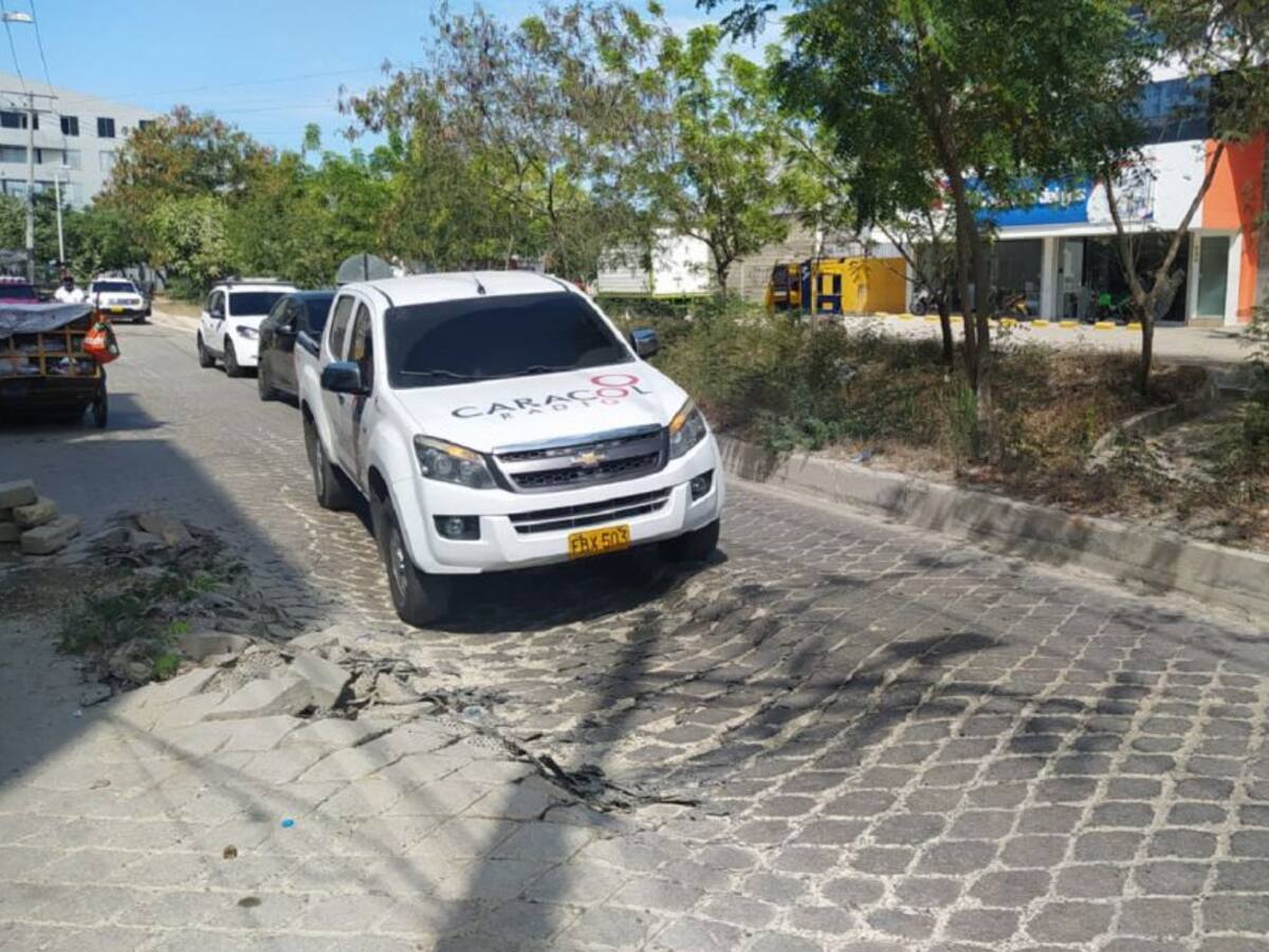 Pedimos que arreglen vía principal del barrio: residentes de La Carolina