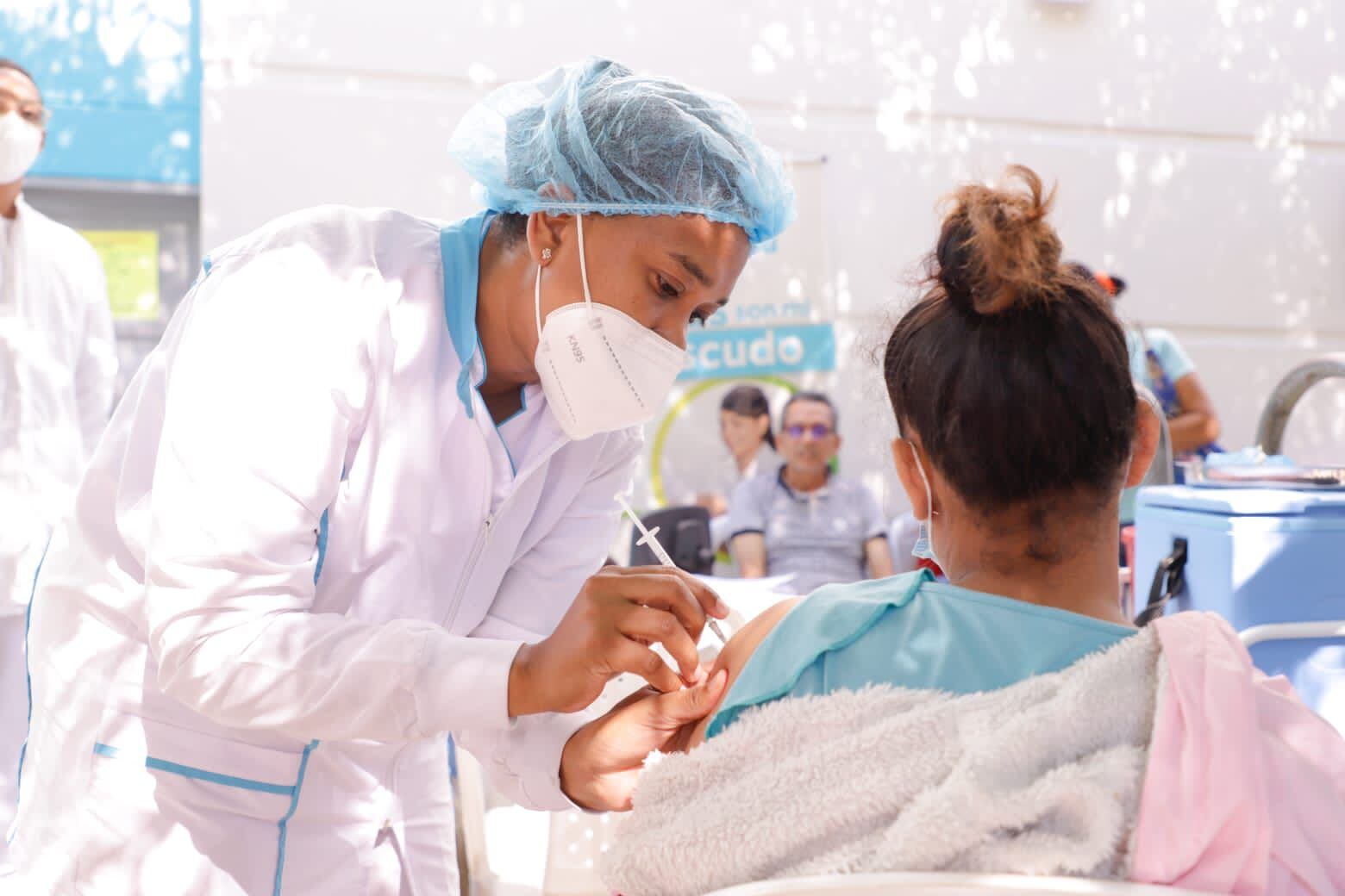 La combinación de vacunación y prácticas preventivas es crucial para proteger a la población.