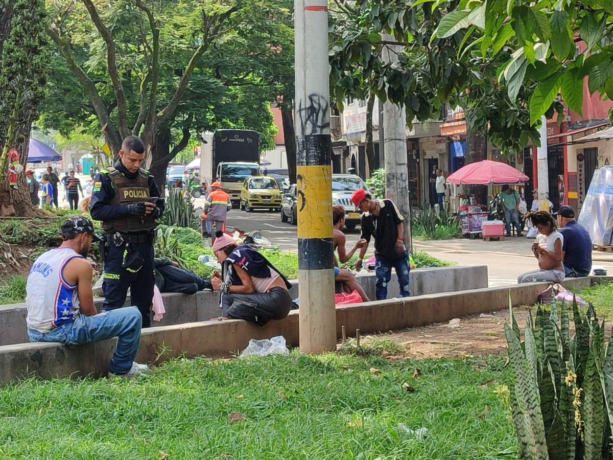 Desmontaron 45 cambuches de habitantes de calle e n la Av. de Greiff centro de Medellín