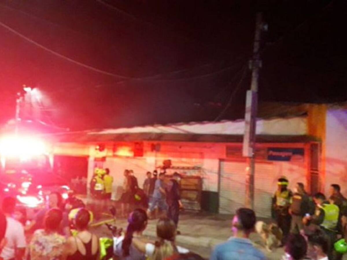 VIDEO: Incendio afectó tres locales comerciales