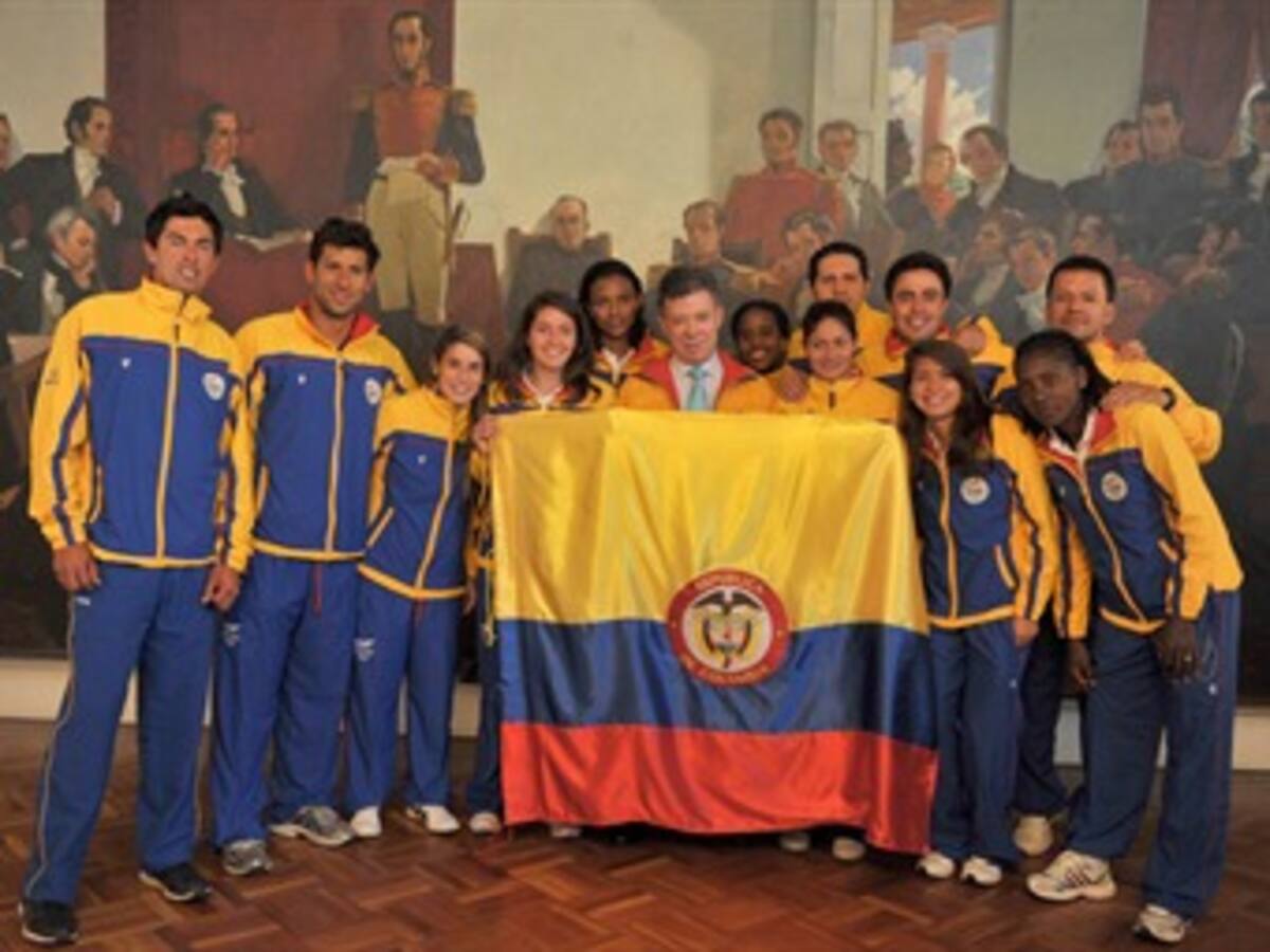 Santos hizo entrega del pabellón nacional a los deportistas que representarán al país en los Juegos Olímpicos