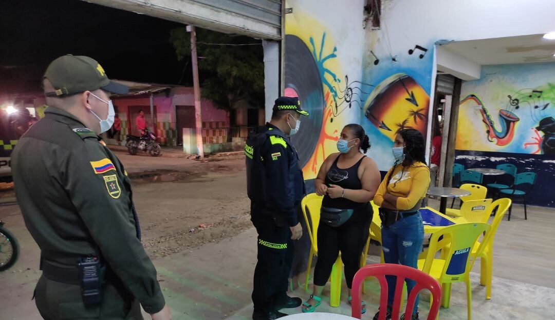 Uniformados acompañando a comerciantes. 