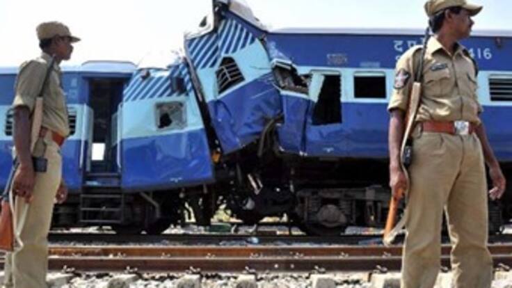 Al menos 25 muertos al chocar dos trenes en la India