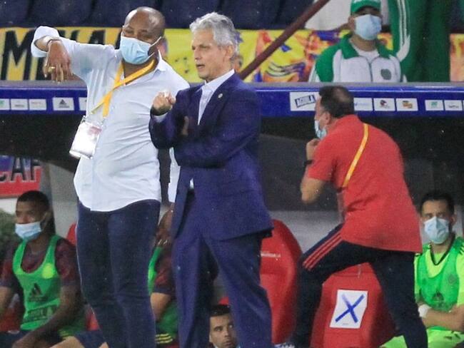 Reinaldo Rueda discute junto a su asistente técnico Bernardo Redín.