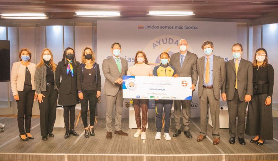 Ingrit Valencia recibe la donación de manos de MinDeporte y la primera dama.