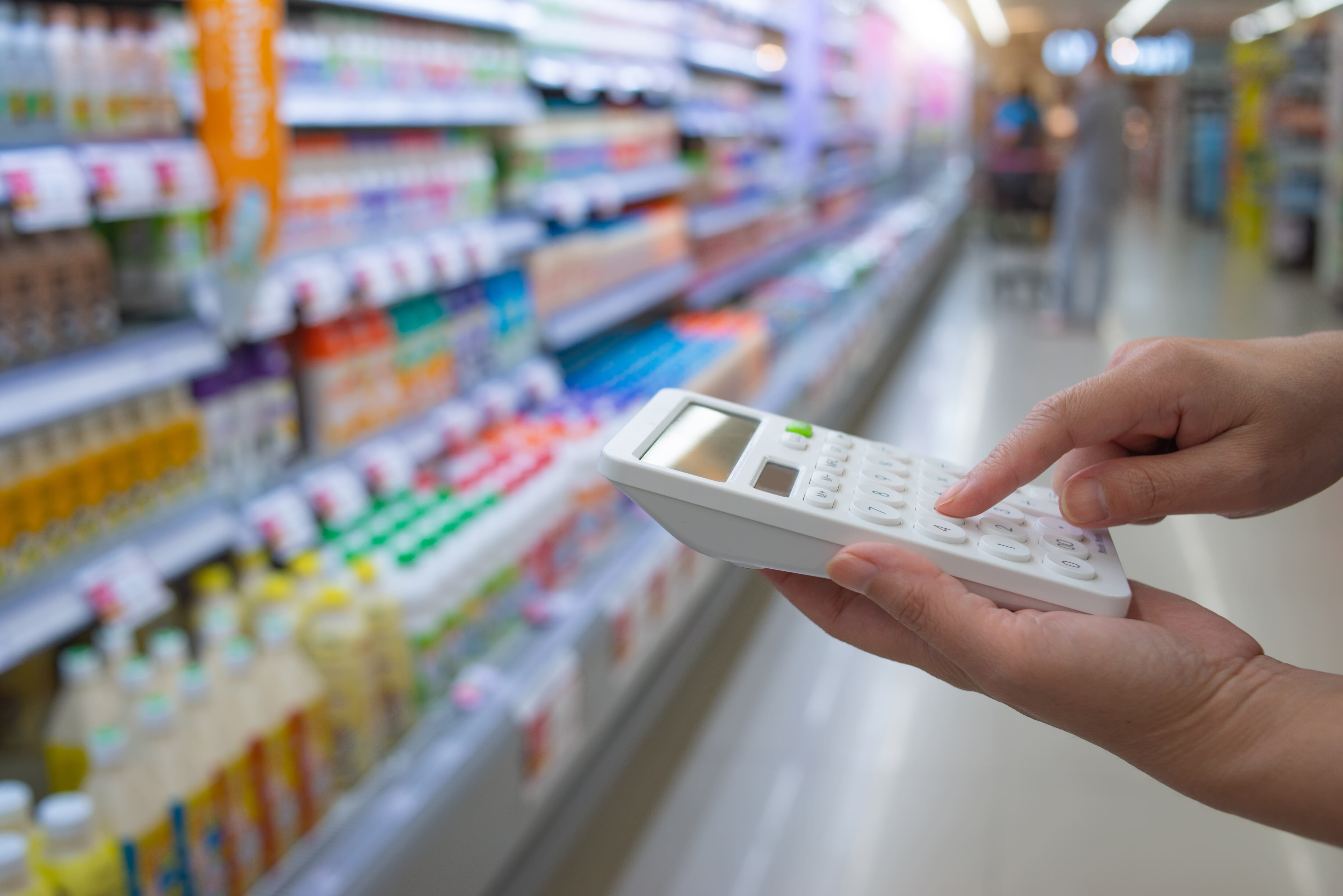 Persona haciendo cálculos de los productos en un supermercado (Foto vía Getty Images)