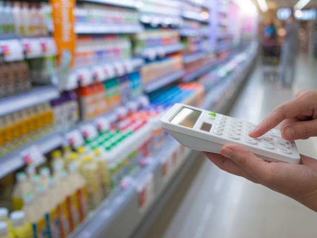 Persona haciendo cálculos de los productos en un supermercado (Foto vía Getty Images)