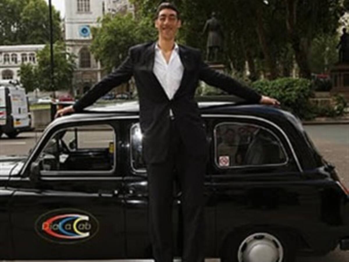 Un varón turco de 2,47 metros de altura, coronado hombre más alto del mundo