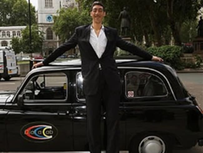 Un varón turco de 2,47 metros de altura, coronado hombre más alto del mundo