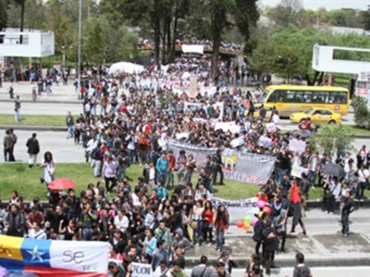 Autoridades de Bogotá respetan protestas pacíficas. El Transmilenio es intocable: Clara López