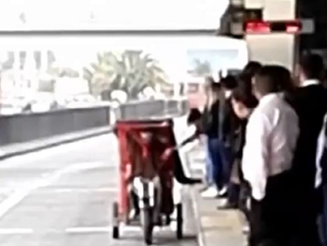 ¡Lo que faltaba! Bicitaxis están colando gente en Transmilenio