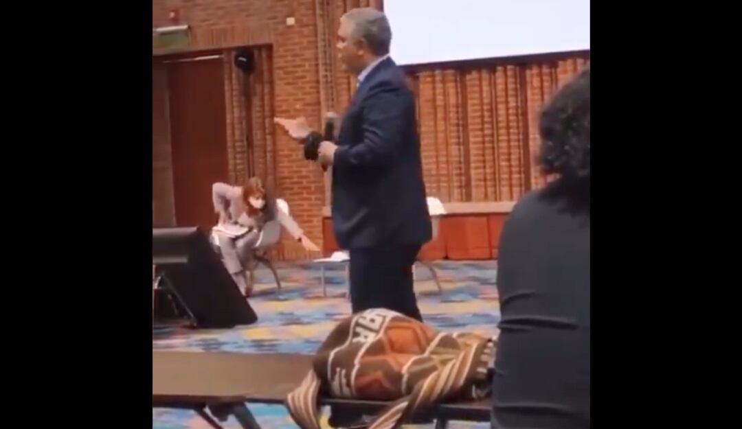 Marta Lucía se cae y en redes sociales los memes no dan espera