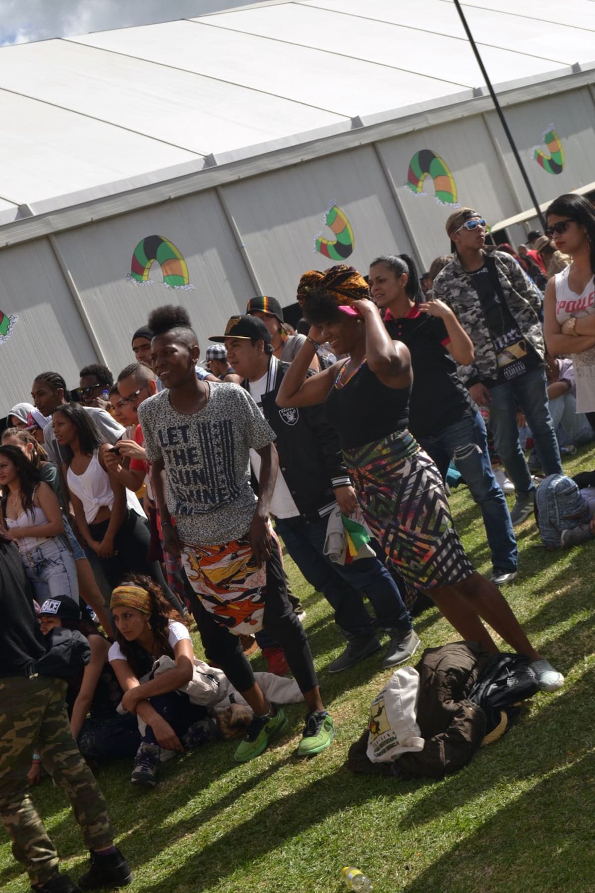 Faldas con estampados, figuras y colores que resaltan el tono de piel también se vieron entre las mujeres del festival.