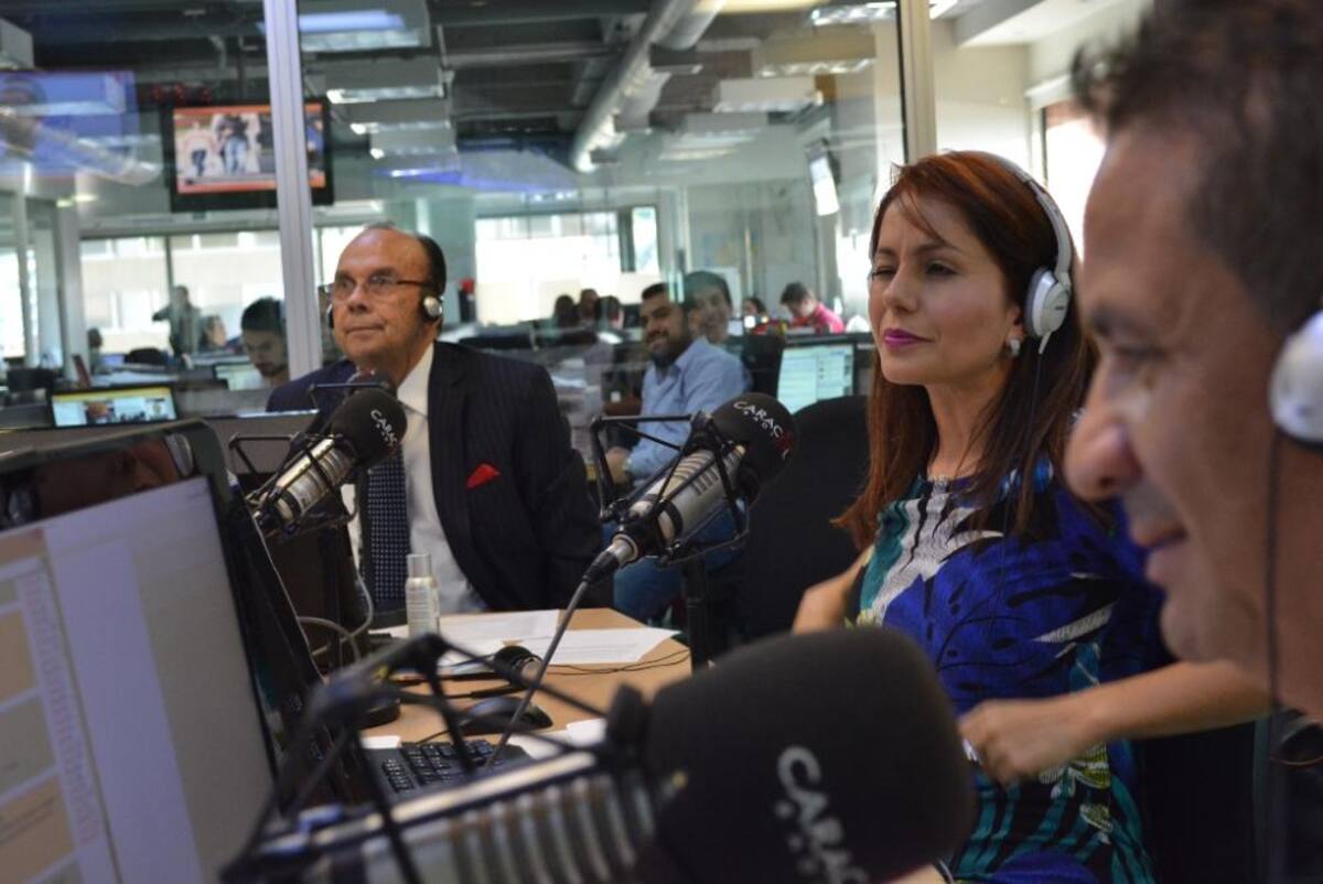 Tras dos décadas de estar inundando de humor a los colombianos, el admirado periodista se retira de La Luciérnaga, vea como desarrolla su último programa.