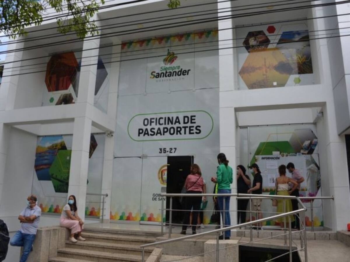 Cifra histórica: hay 10 mil pasaportes represados en Santander
