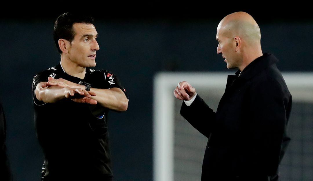 Zinedine Zidane le pide explicaciones al árbitro Juan Martínez Munuera sobre la sanción del penal a Eder Militao