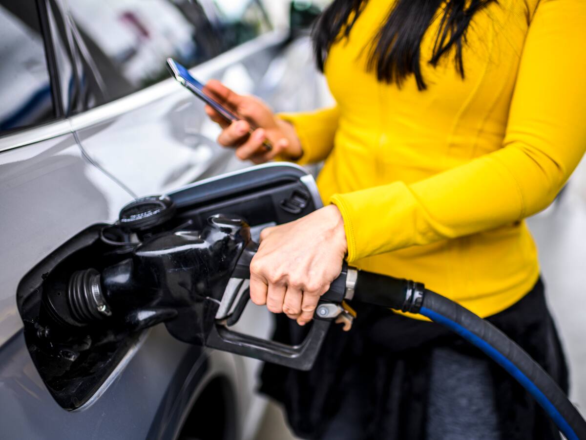 ¿Es peligroso usar el celular mientras tanquea el carro? le contamos