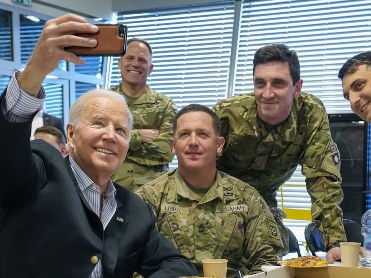Biden se reunió con tropas estadounidenses en Polonia
