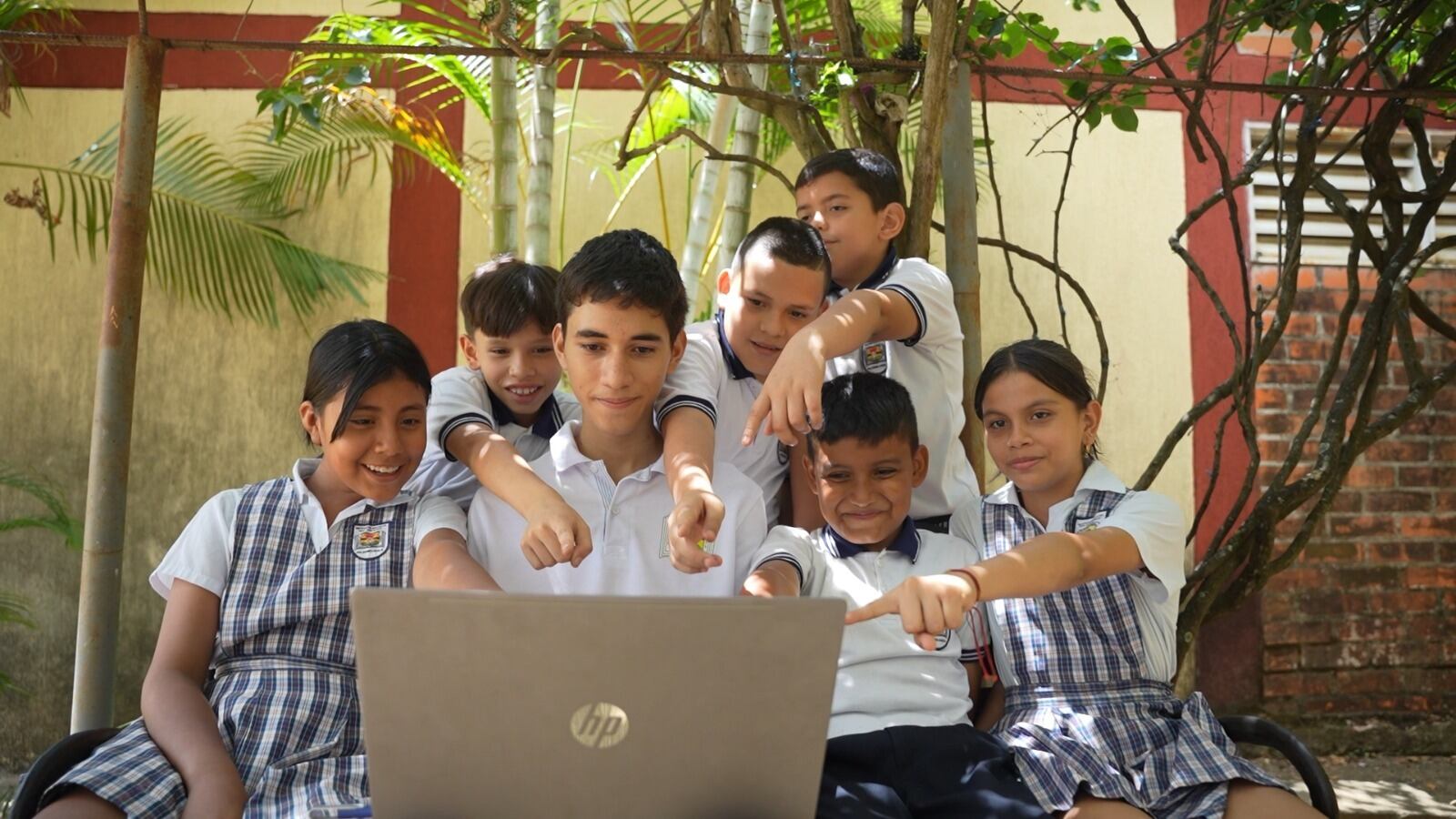 Cuatro estudiantes del municipio de Palermo de 14 y 15 años de edad.