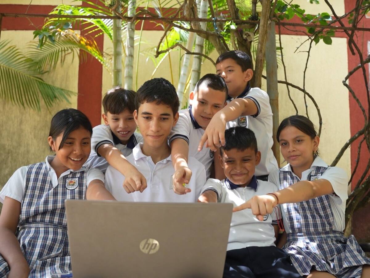 Estudiantes huilenses desarrollan videojuegos para enseñar a reciclar