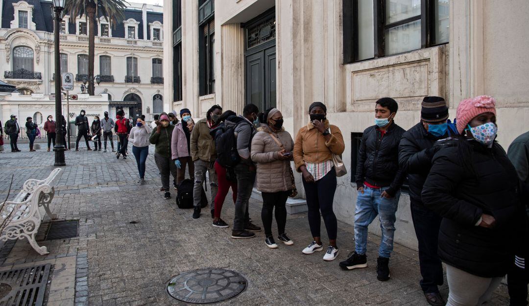 Cientos de chilenos se han vuelto a congregar en las calles, pese a las restricciones, para tramitar el retiro del 10% de su pensión.
