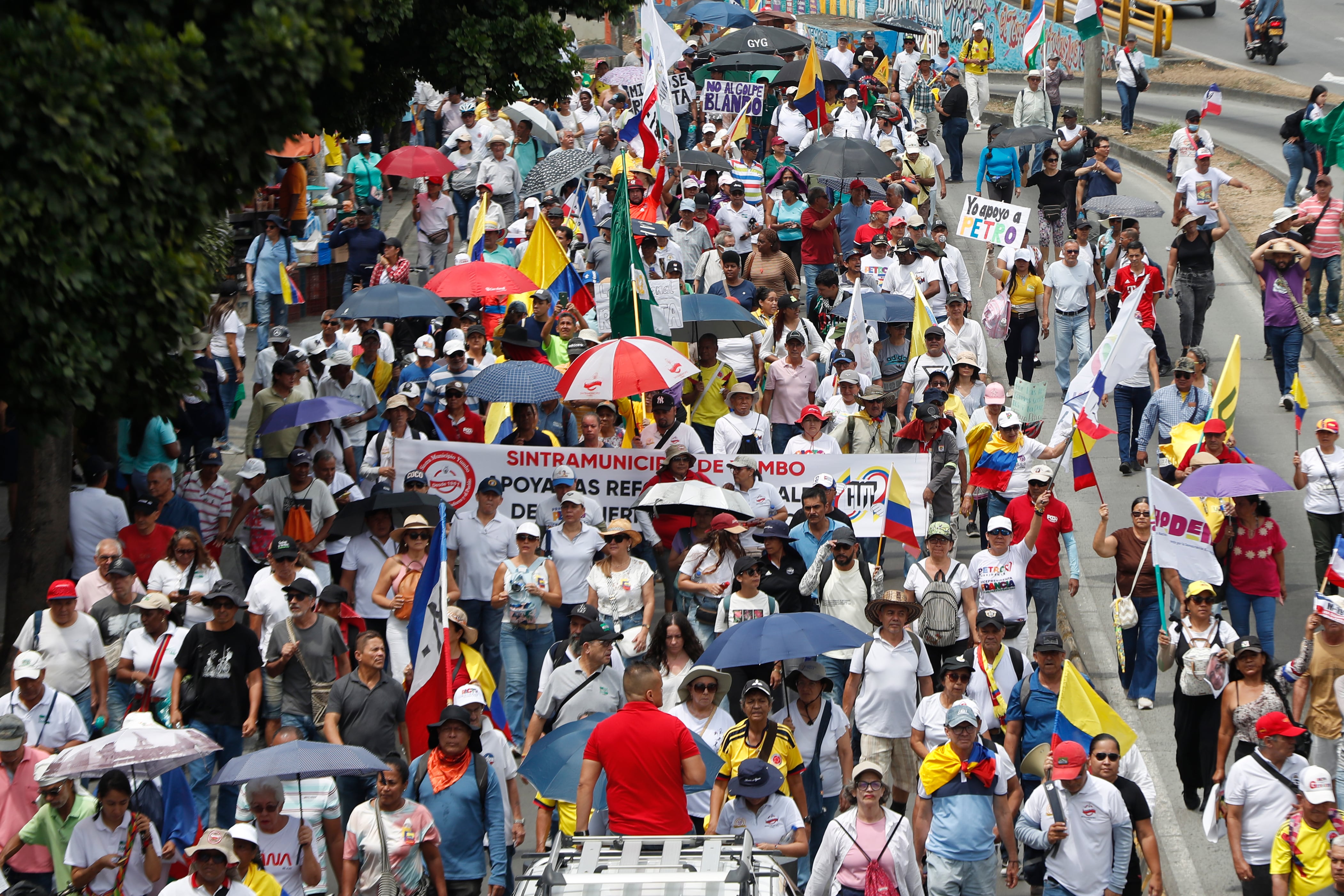AME974. CALI (COLOMBIA), 19/09/2024.- Simpatizantes participan en una marcha en apoyo al gobierno del presidente de Colombia, Gustavo Petro, este jueves en Cali (Colombia). EFE/ Ernesto Guzmán