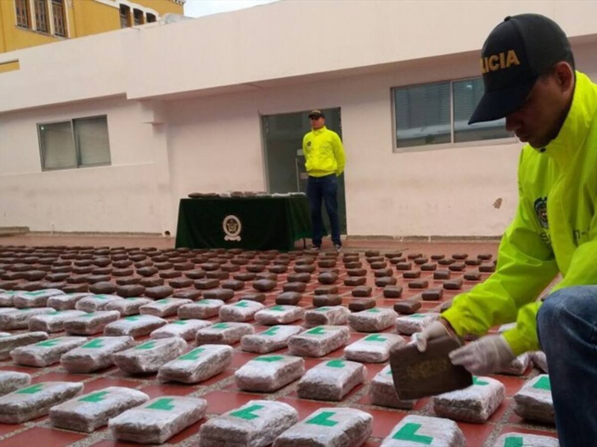 Un subintendente y dos patrulleros capturados por pérdida de 100 kilos de marihuana