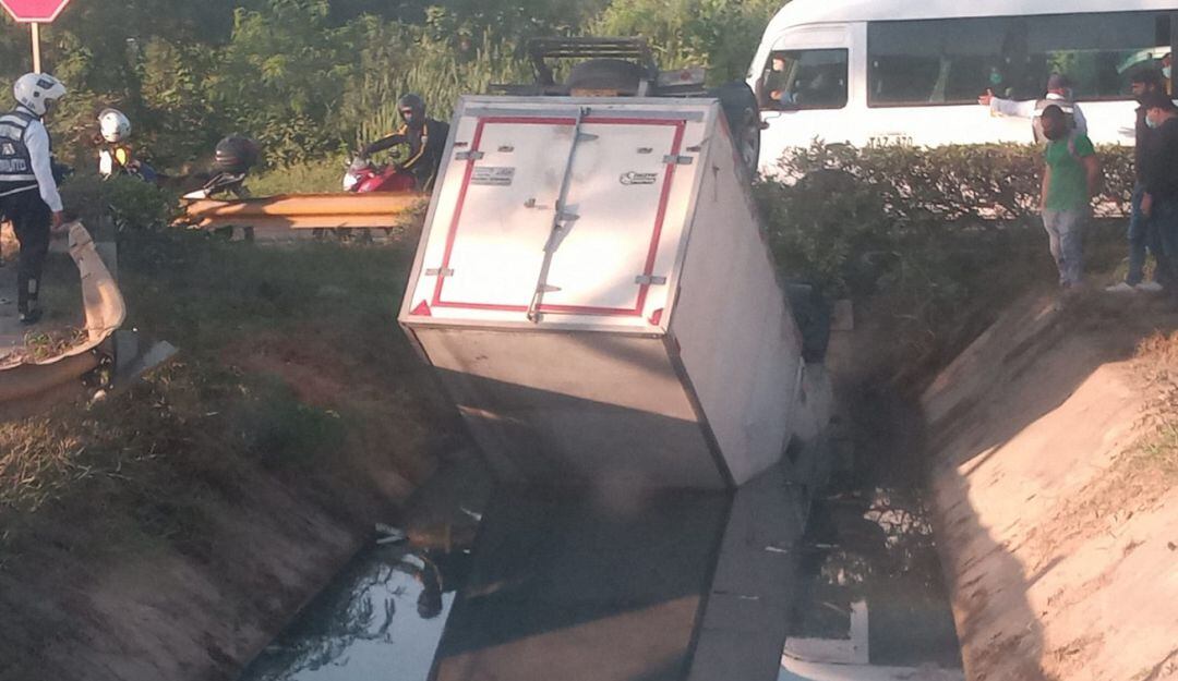 El vehículo pesado terminó volcado en la rotonda ubicada entre Puerta de Hierro y Arroz Barato