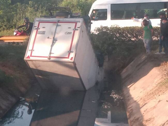 El vehículo pesado terminó volcado en la rotonda ubicada entre Puerta de Hierro y Arroz Barato