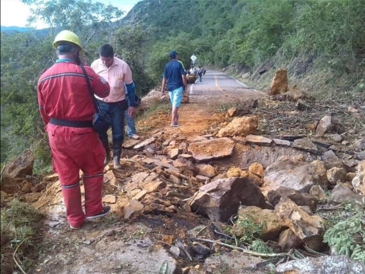Una roca de gran tamaño bloqueó la carretera entre Guane y Barichara