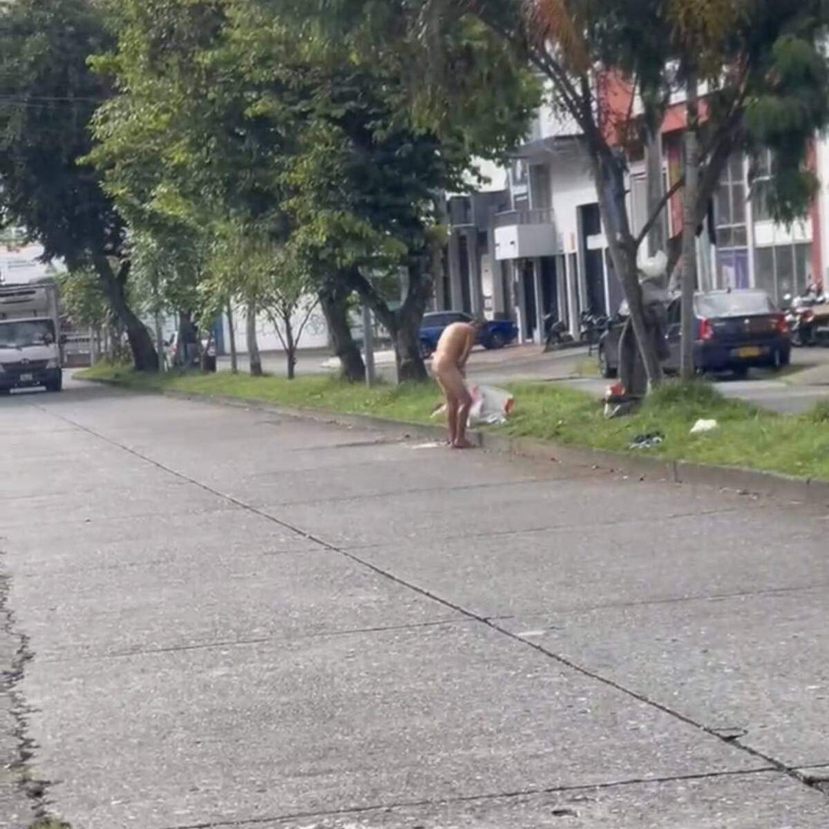 ¡Insólito! Adulta mayor desnuda bañándose en vía pública de Armenia, Alcaldía realiza intervención