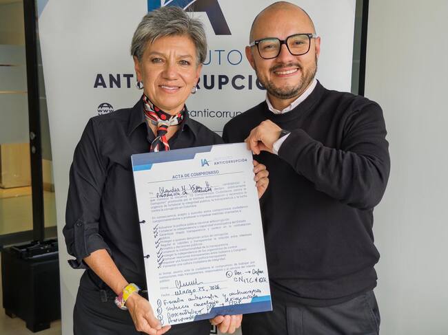 La candiata presidencial, Claudia López firma compromisos anticorrupción