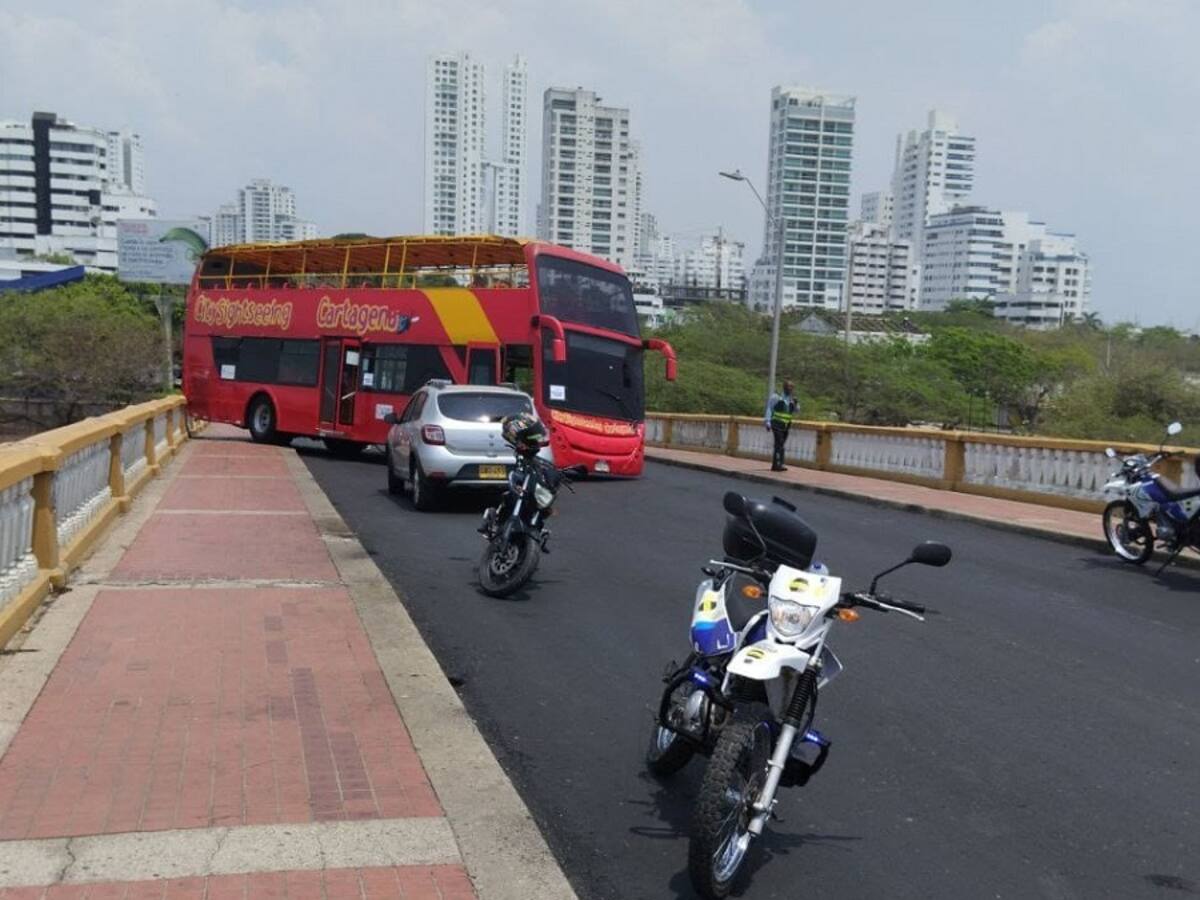 Bus de citysightseeing quedó atravesado en carriles del Puente Román tras falla mecánica