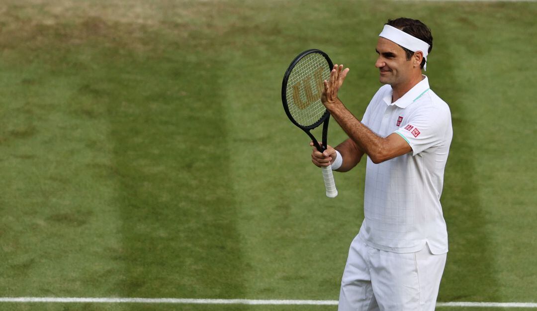 Roger Federer se despide del público de la cancha central tras su victoria en segunda ronda de Wimbledon.