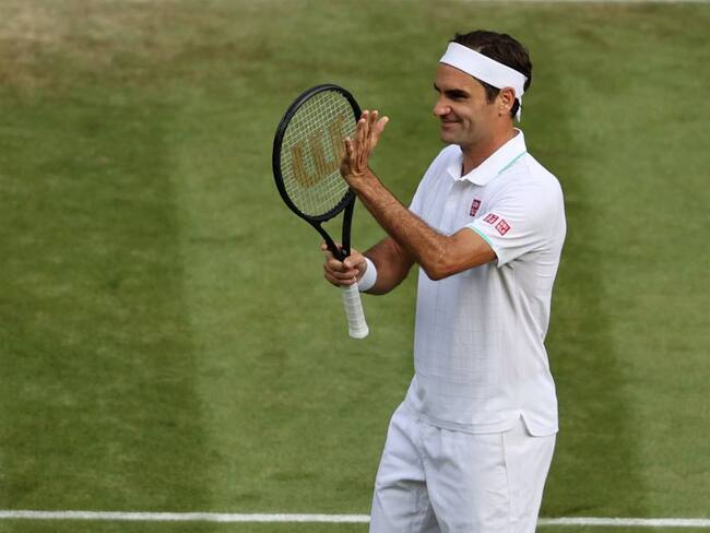 Roger Federer se despide del público de la cancha central tras su victoria en segunda ronda de Wimbledon.