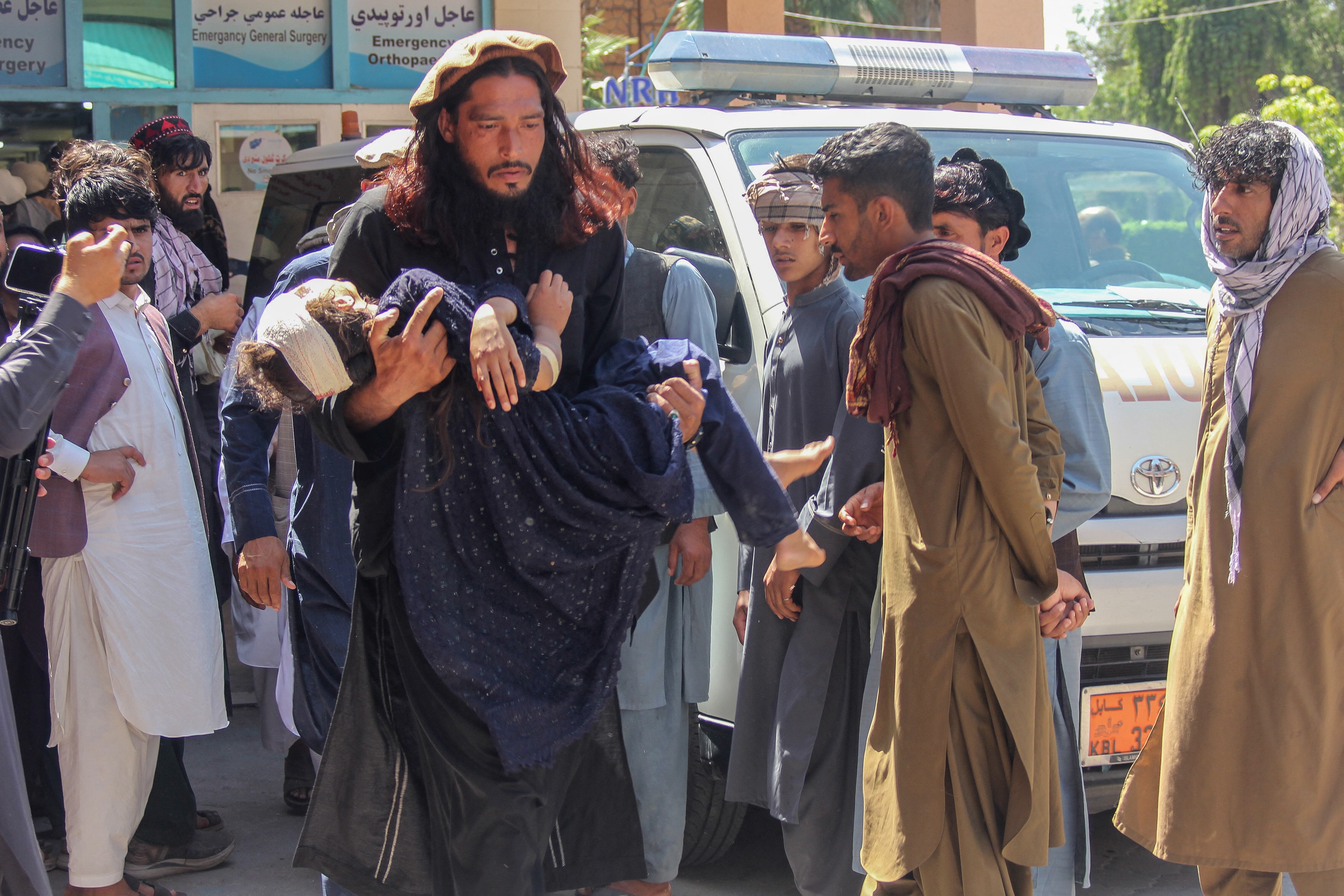 Un hombre traslada a una niña herida a un hospital para recibir tratamiento después de que un camión que transportaba familias afganas volcara en Jalalabad el 30 de mayo de 2026. Un camión volcó en el este de Afganistán el 30 de mayo, causando la muerte de 18 personas a bordo, entre ellas 10 niños, según informó un funcionario provincial a la AFP. (Foto de Aimal Zahir / AFP)