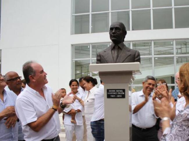 Develan busto en memoria del ex contralor Aníbal Martínez Zuleta