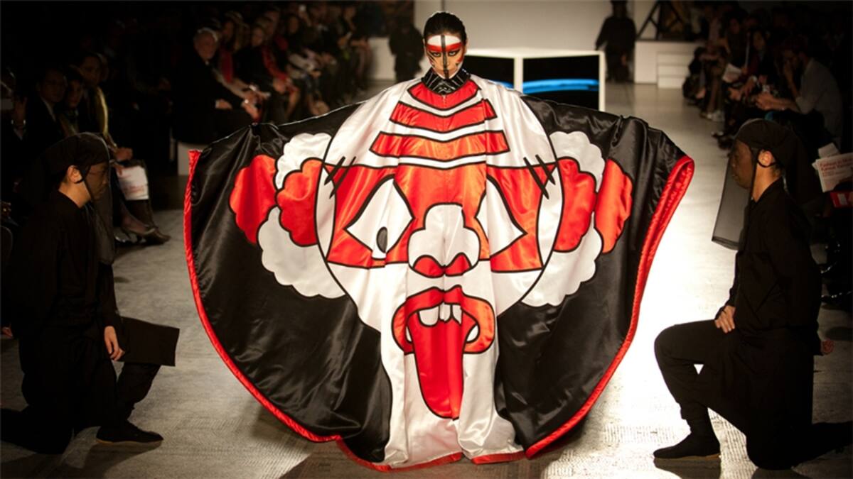 Su show, presentado en el marco del evento "Moda en movimiento" del Museo Victoria y Alberto, contó con piezas que representan sus cuatro décadas de carrera, en las que se ha destacado por el uso característico del color.