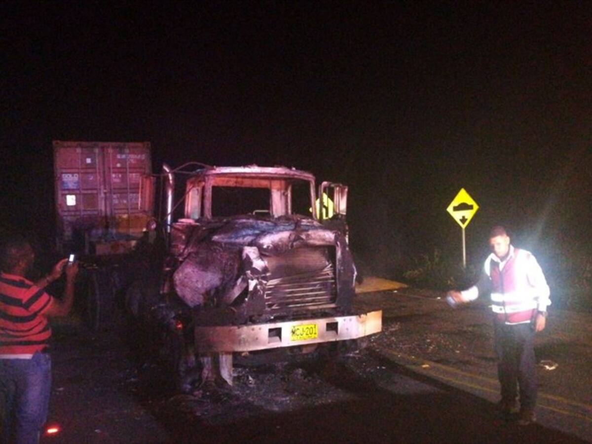 Señalan al ELN por quema de vehículos en Buenaventura