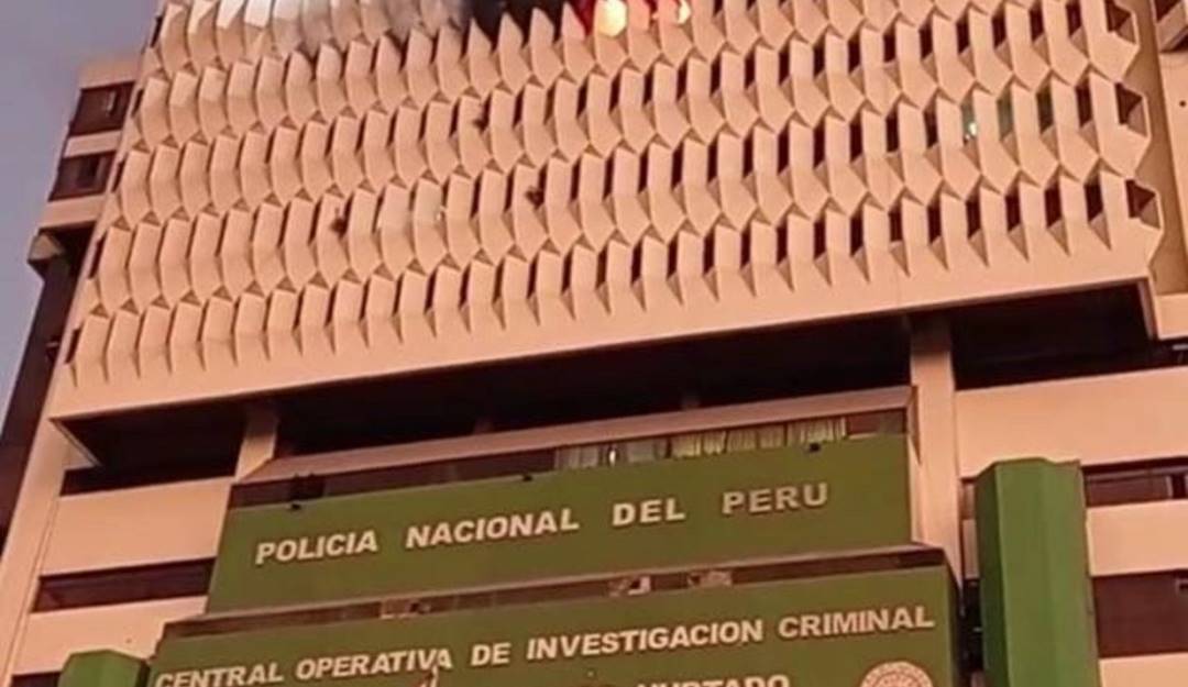 Incendio en la sede de la Dirección de Investigación Criminal de Perú.                        Foto: Redes sociales