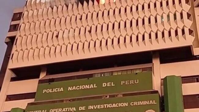 Incendio en la sede de la Dirección de Investigación Criminal de Perú. Foto: Redes sociales